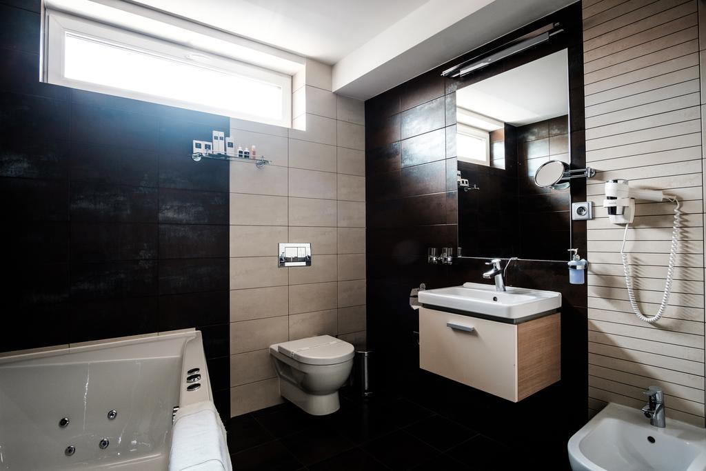 Hotel Deluxe With Free Wellness And Fitness Centrum نيترا المظهر الخارجي الصورة